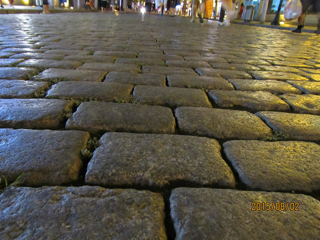 中央大街的面包石,据说每个高1米,被深深的钉在地面,躲过了战火蹂躏
