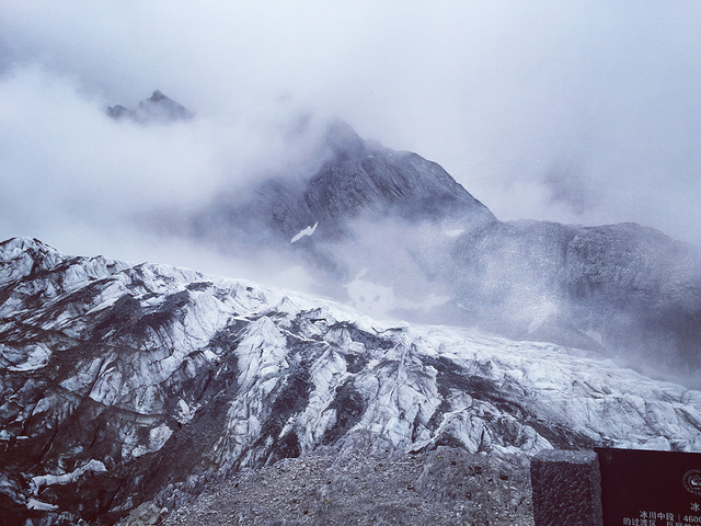 积雪在山脉上形成了自然的骨骼地貌层层叠叠非常壮观玉龙雪山像自由一
