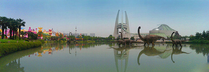 中华恐龙园后方那个长长的塔就是中国最高的旋转观光地标东经120观光