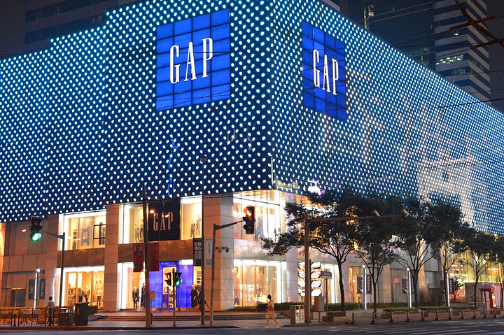 香港广场地处淮海路商圈核心位置,属于上海的顶级购物商厦了,过来的话