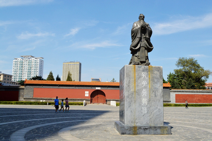 它长40米高6米在中国的名胜古迹中是不多见的这是吉林文庙保留下的