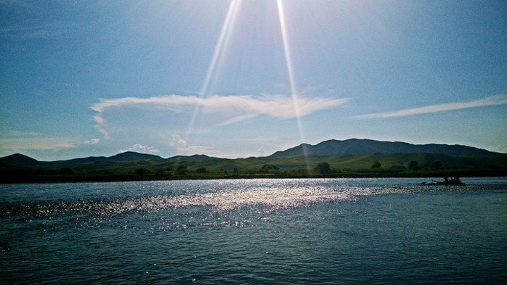波光粼粼的湖面,还有阳光的折射,光芒四射