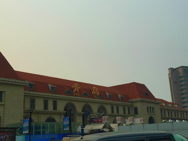 因为明天一早要赶火车,所以预定的家庭旅馆就在火车站对面的如意大厦