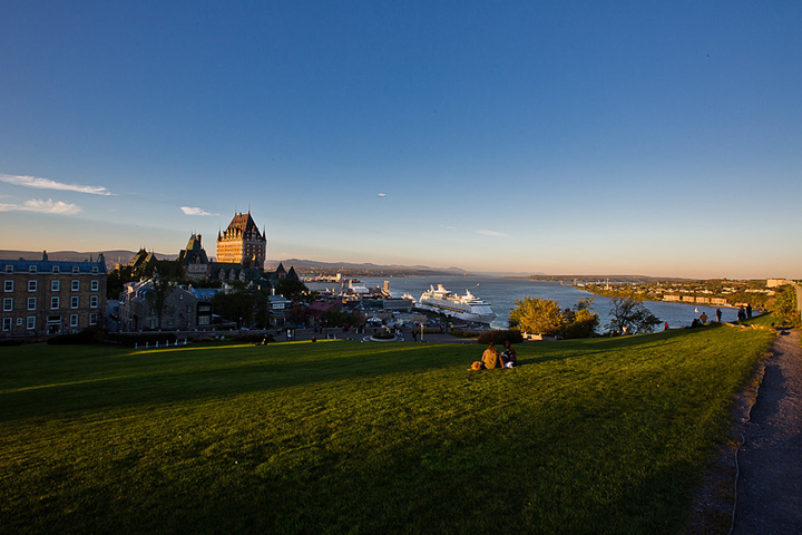 探险家萨缪尔·德·尚普兰于1608年建魁北克城,当时为新法兰西的首府