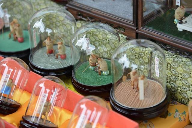 北京传统手工艺品-毛猴儿,主要用蝉蜕,就是知了壳做的