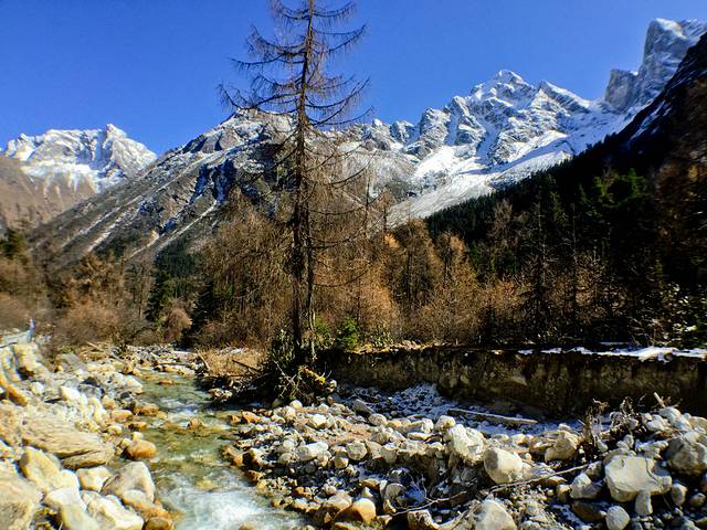 毕棚沟燕子岩风光
