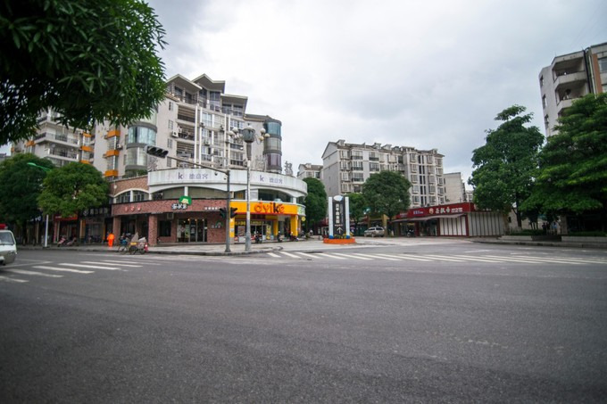 百色旅游攻略 柳暗花明的平果之旅 上午的平果县城,车和人都很少,显得