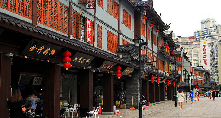 古街特色榕城古街全程长达300多米系台江传统商贸的中心所在在老福州