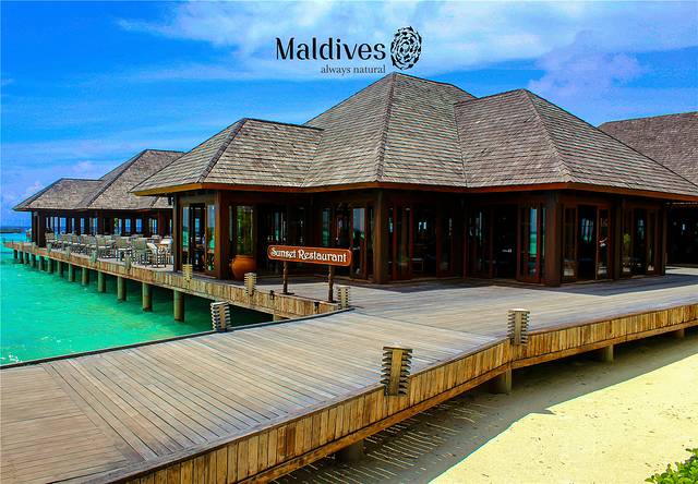 马尔代夫双鱼岛,穿着婚纱行走的夏天