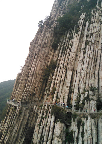 这样走最后也是三皇寨最经典的同斜褶皱景观这一段是栈道用一个词来