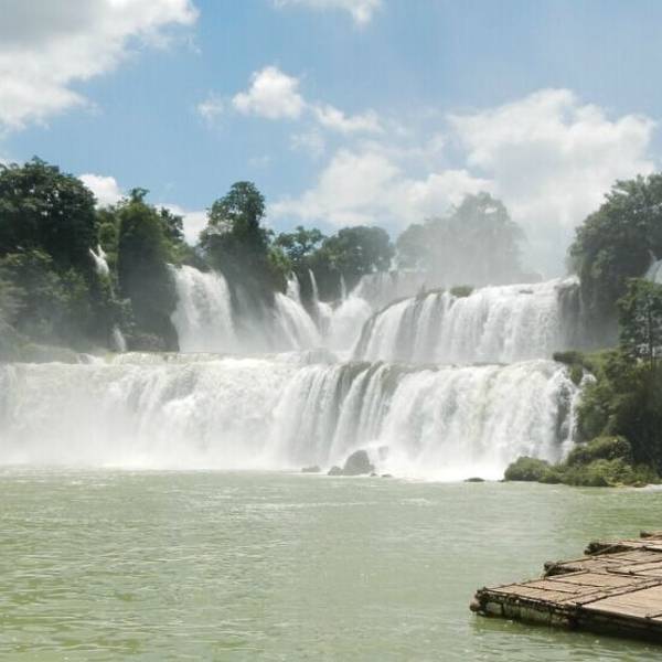 跨国瀑布景区 81bc8875b6a0edf7.jpg_600x600x70_b1e457f4.jpg