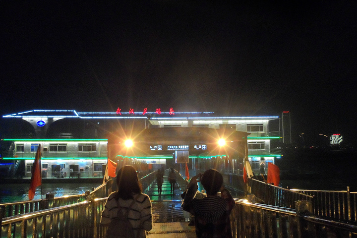 武汉关码头是一个轮渡码头就是武汉人过长江的其中一种方式虽然现在的