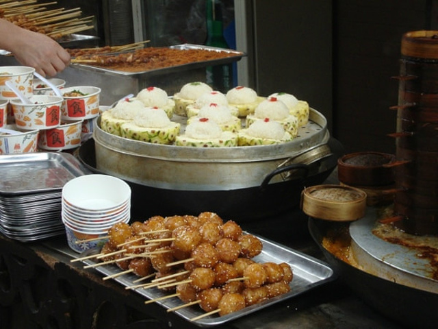 錦裡古街是成都人氣非常火爆的地方沒有門票哦什麼菠蘿飯傷心涼粉豆花