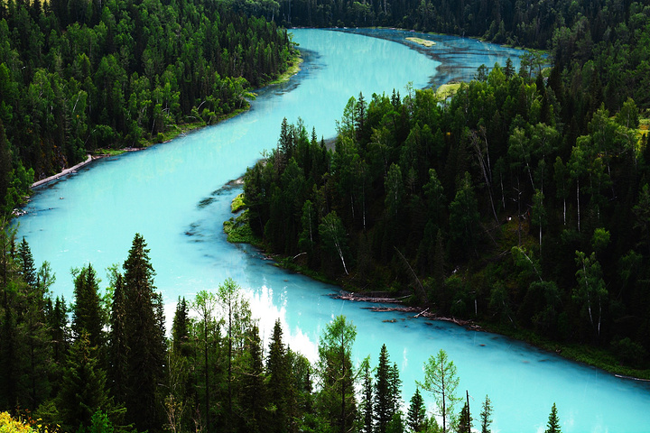 月亮湾,顾名思义,流落在丛林间的月神,给了人间一处最美的河弯