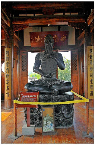 伏羲塑像:相传伏羲母亲华胥居于阆中