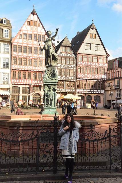 广场中间面向市政厅的正义女神喷泉gerechtigkeitsbrunnen,女神手持