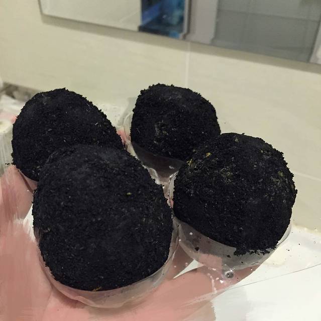 这个真的是咸鸭蛋,而且,是生的