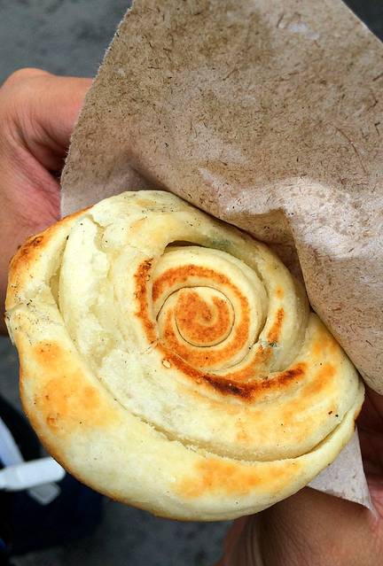 回来时在曲水亭街买了油旋.