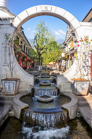 泉水街,街如其名,也就外面看着好看点,里面都是些店铺.