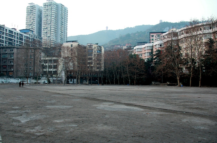 场旁边是达州最大的购物商城摩尔百货和最大的购物超市沃尔玛背后是