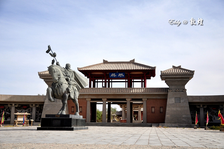 景区很大需要坐电瓶车或骑车到达仅存的汉代烽燧遗址在离开两关以后就