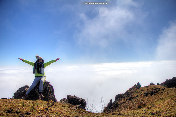 时候,奇迹真的出现了,云雾褪散,整排雪山赤裸裸的站立在我俩的面前