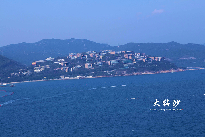 大梅沙是深圳最长的海滩,海水比较清,但是一定