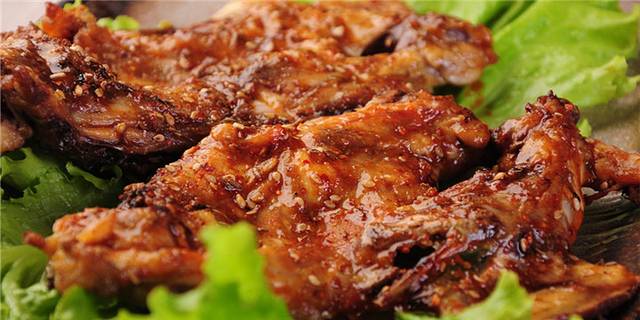 总之,勤劳智慧的他们把小小的鸡骨架做出了花样,而这家马家鸡架正是电