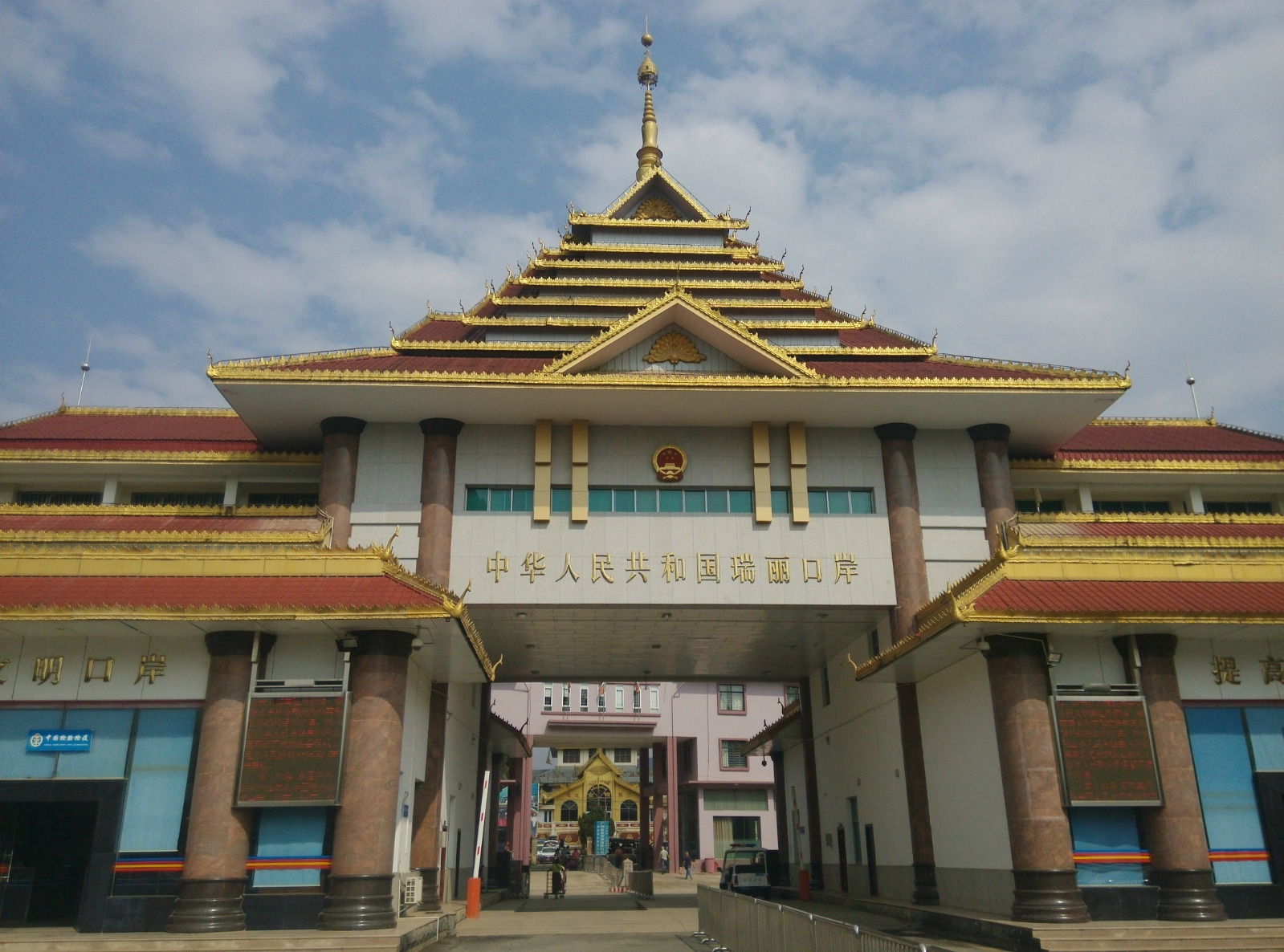 普通的游客目前是不能从这个口岸到缅甸去自由行的,只能跟团一日游.