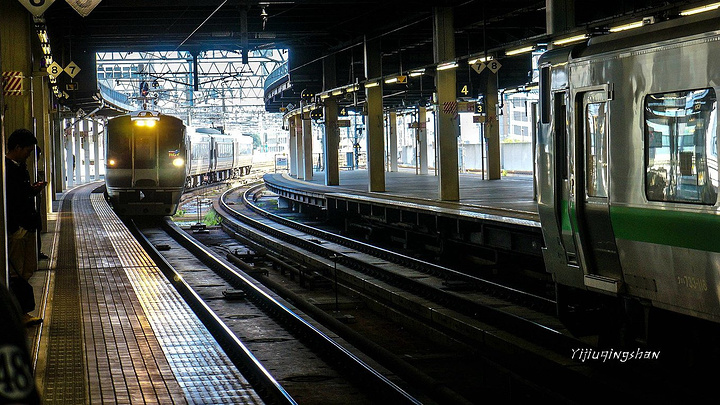 上午十点钟到了札幌,没赶上特急カムイ11号,只好在车站干等一个小时了