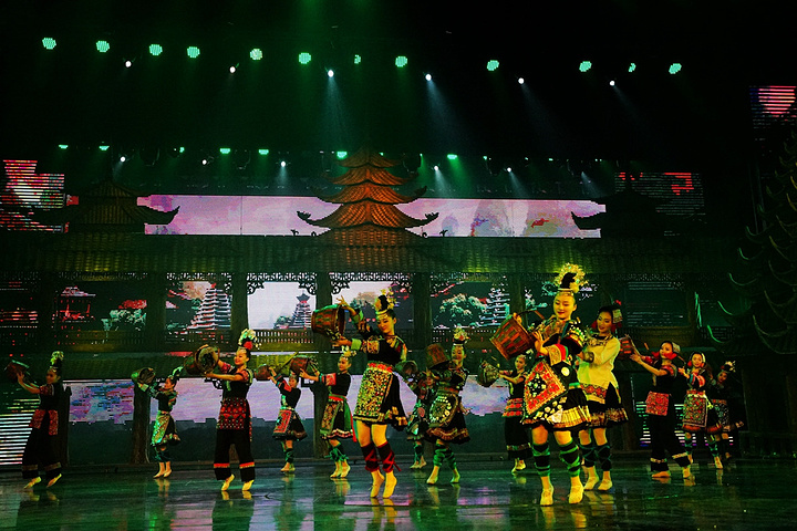 整场演出由几个小节目组成,每个都非常精彩。