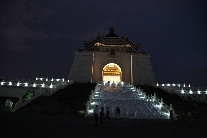 2021一直转到自由广场才发现 中正纪念堂的规模也很壮观 可惜晚上都看不真切了 纪念堂关门前 内部左右墙面 中正纪念堂 评论 去哪儿攻略