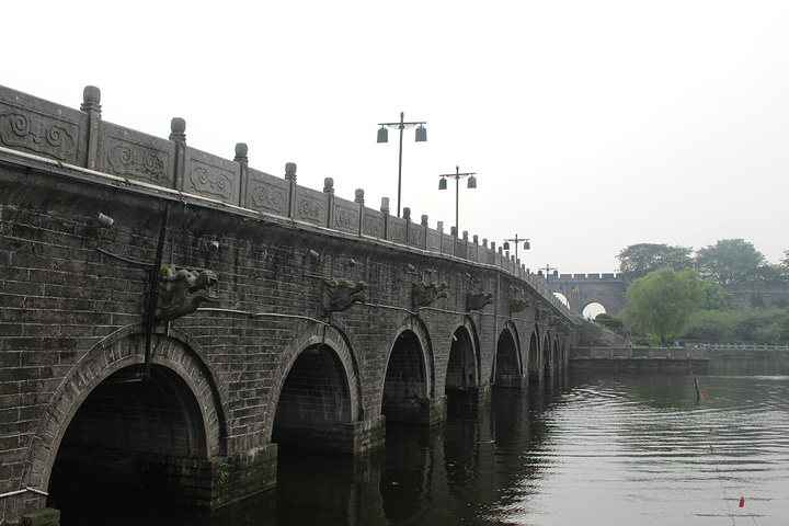 如果时间充裕的话强烈建议大家晚上来到东门这边转一转晚上和白天是