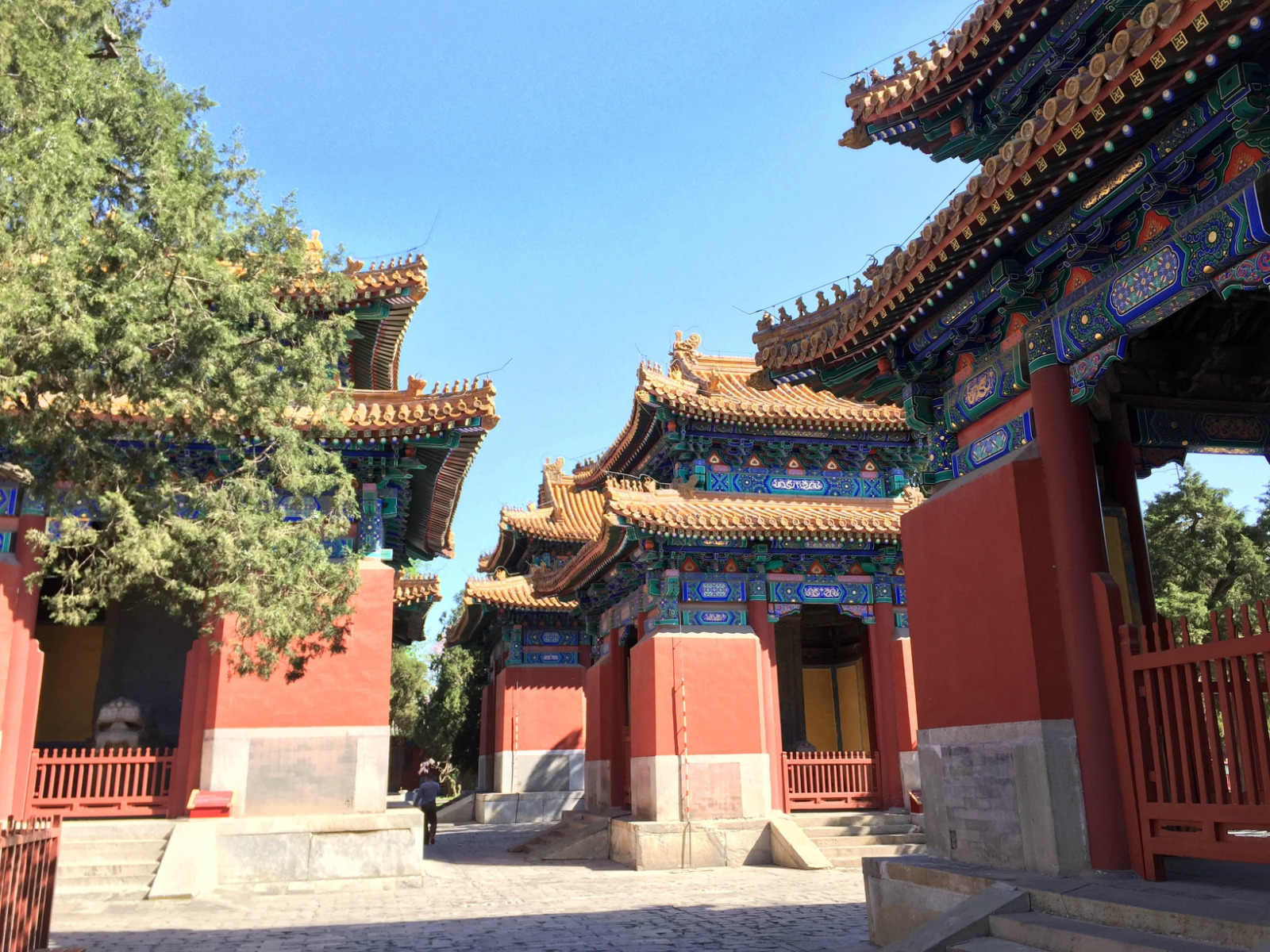 牌坊正面上额圜槁教译阴面是学海节观璀璨华丽琉璃牌坊一般都建在寺庙