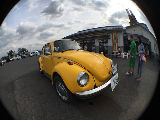 博物馆门口就能看到阿笠博士的小车车.