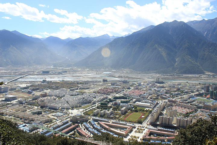 比日神山就在林芝市区的边上从国道318与德吉路的汇合处上去步行大概