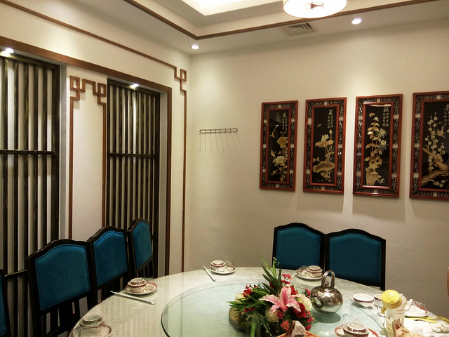 包间内的装修有着浓郁的传统风格,这也是最近几年传统风味的餐馆所