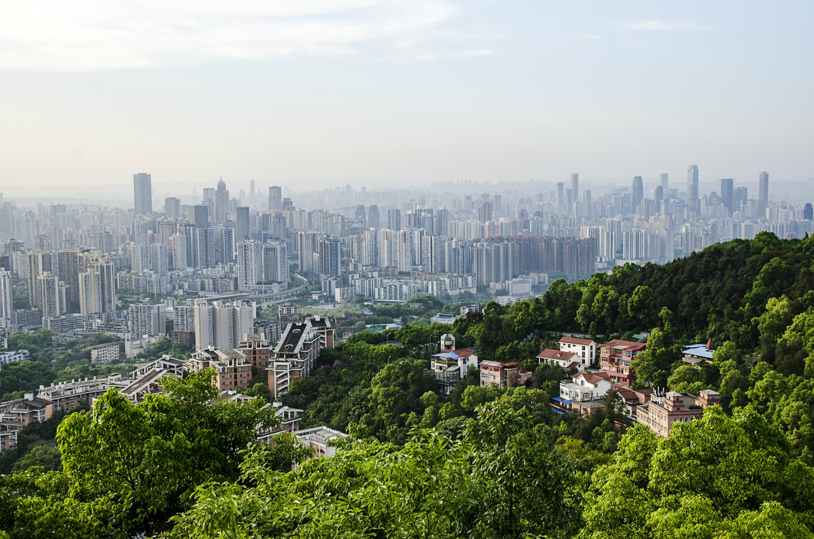 一个是南山书院,一个是龙脊山,其实说起来工商的景色在整个重庆的大学