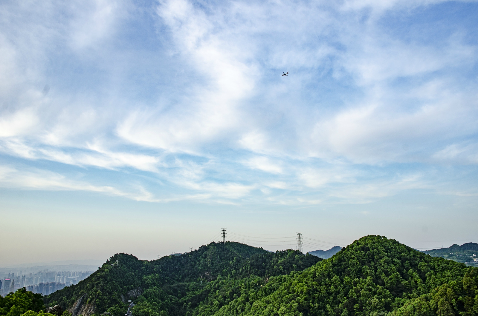 一个是南山书院,一个是龙脊山,其实说起来工商的景色在整个重庆的大学