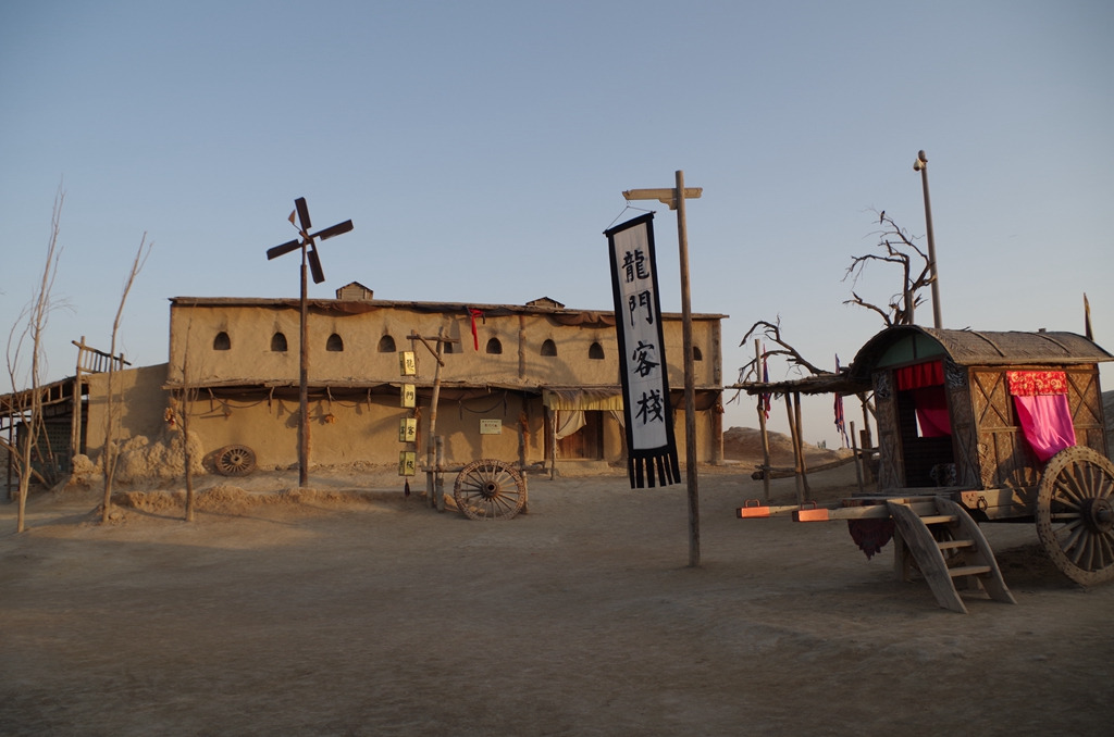 电影里龙门客栈感觉真不小……事实……好吧,这就是电影艺术.