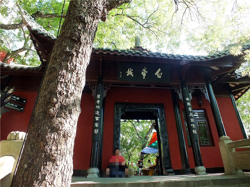 "朝辞白帝彩云间,千里江陵一日还.