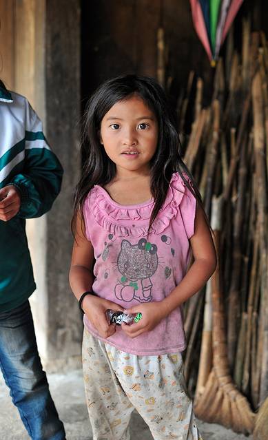 这个漂亮的小女孩是邻居家的,她看到我要走了,也抱起自己的小妹妹回家