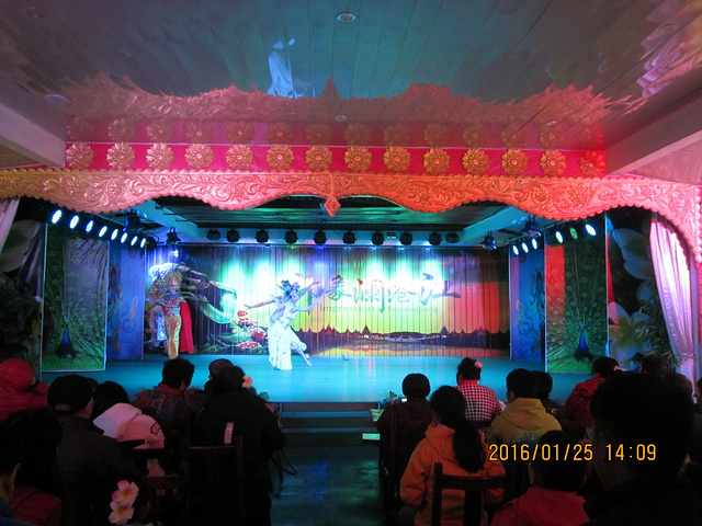 2017中午到澜沧江坐游轮游玩。坐着游轮,向着