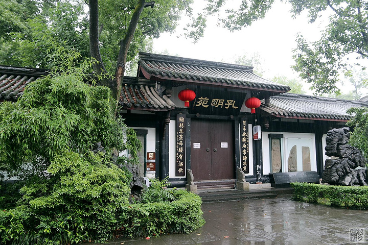 比起上午去的草堂,武侯祠的看点要丰富的多