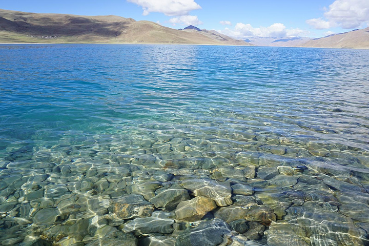 近看湖水是绿色清澈见底远看水天一色碧蓝碧蓝的隐隐约约还能看到粉色