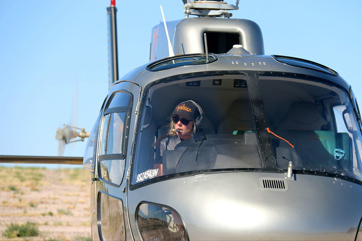 一早来到科罗拉多大峡谷西缘,我们选择了乘直升机进入大峡谷底部游览.