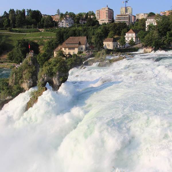 德瑞边境小镇沙夫豪森,18:10来到雄伟壮观的莱茵河源头莱茵河大瀑布