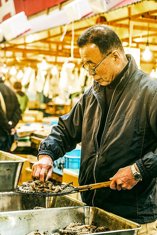 称虾的大爷.买东西的欧巴桑.老伯在清洗自己的鱼箱.