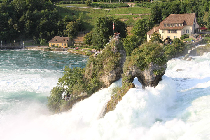 德瑞边境小镇沙夫豪森,18:10来到雄伟壮观的莱茵河源头莱茵河大瀑布