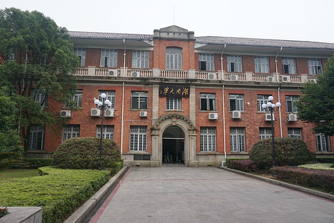 湖南大学了,湖大是一所历史悠久的大学,建筑大多比较古老,教学楼很